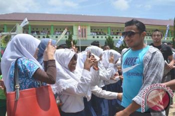 Berebut salaman 