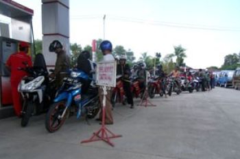 Ratusan Pengendara Antre di SPBU Karimun