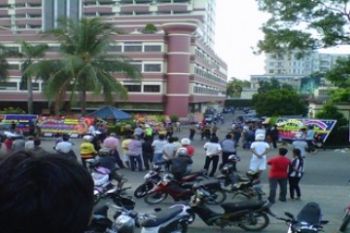 Polisi Blokir Jalan/Larno