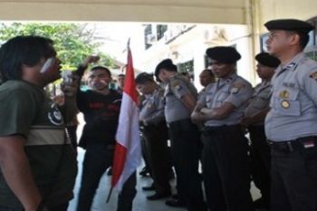 Tuntut Transparansi Beasiswa/Henky Mohari