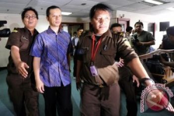Hakim Tolak Nota Keberatan Dhana Widyatmika