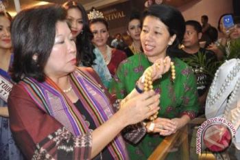 Warga Tahiti mendapat cendera mata mutiara dari Menparekraf