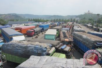 Antrean Truk Di Bakauheni Mengular