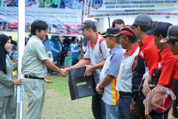 PT. Antam Bantu 50 Unit PLTS Untuk Warga