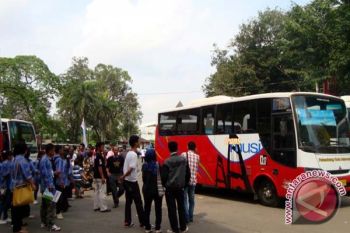 Bisakah ke sekolah naik bus saja? 