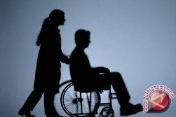 Mensos bantu kursi roda kakak-beradik lumpuh