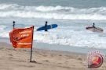 Wisatawan Dilarang Renang Di Pantai Sawarna          