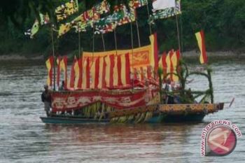 Ratusan tamu diarak dengan perahu tambe 