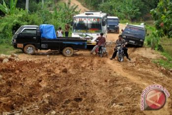 Penyaluran raskin terhambat jalan rusak