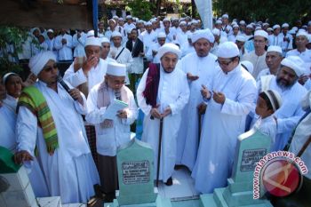 Pemakaman umum ramai dikunjungi peziarah 