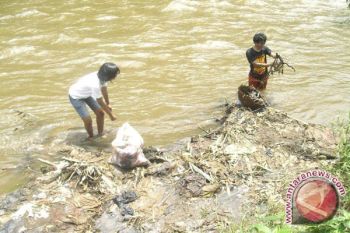 Depok gelar "Grebeg Air" Sungai Gadjahwong 