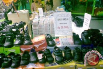Pedagang sepatu sekolah tawarkan harga obral 