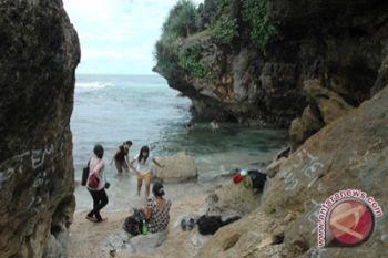 33 wisatawan terseret arus laut di Sukabumi