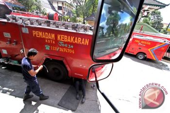 10 pasang pengantin menikah di atas damkar
