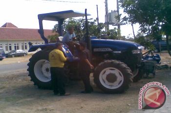Kulon Progo distribusikan bantuan traktor 