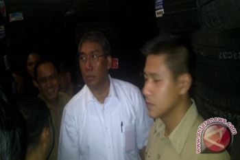 Flash - Wamendag sidak gudang ban di Manado