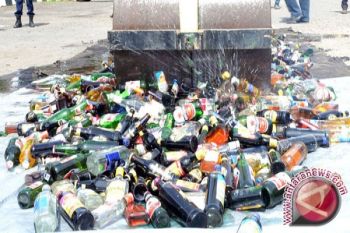 Kejari Gunung Kidul musnahkan ratusan botol minuman keras