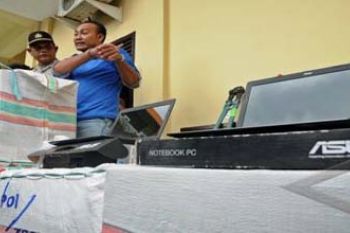 SINDIKAT PENCURIAN ELEKTRONIK