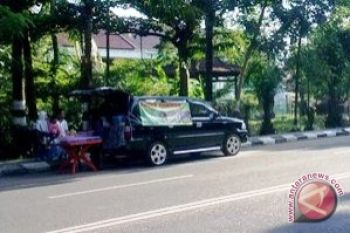 Mobil mewah dijadikan pasar bedug 