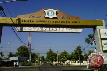 Wisatawan padati sentra kerajinan kulit Manding