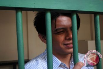 Ariel Hirup Udara Bebas