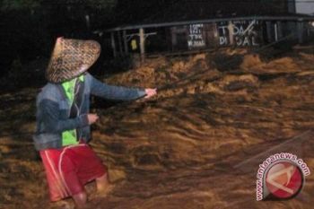 Air Bah Landa Kota Padang Saat Berbuka