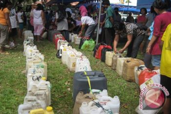 Warga Rebutan  Minyak Tanah Di Pasar Murah