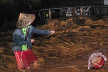 Banjir bandang landa Kota Padang saat warga berbuka puasa