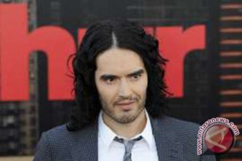 Russel Brand terancam penjara karena lempar iPhone