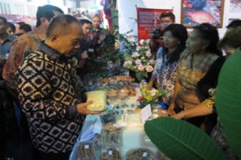 Menteri koperasi kunjungi stand pameran