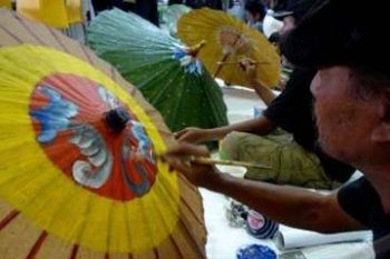 MELUKIS PAYUNG BATIK