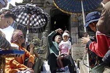 Enam Anak Berambut Gimbal Ruwatan
