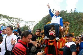 Anas Diarak Warga Blitar