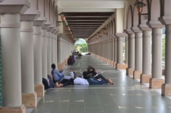 Menunggu Waktu Berbuka