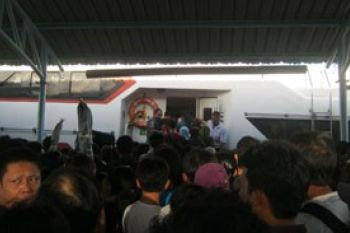 Penumpang di Pelabuhan Punggur Membludak