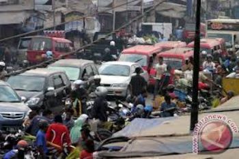 Jalur Selatan Tersendat Pasar Tumpah