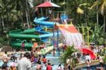 Ribuan Pengunjung Padati Pikatan Water Park
