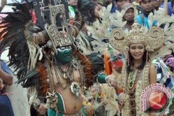 Seniman Solo Hibur Pemudik  