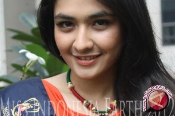 "Miss Earth" Indonesia Lepas Puluhan Tukik