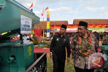 Menteri PDT Bantu Sarana Ibadah Anak Yatim Lampung
