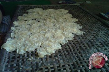 Produsen emping melinjo banjir pesanan memasuki Ramadhan