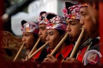 Ribuan orang joget massal "mengibing" diiringi musik Jegog