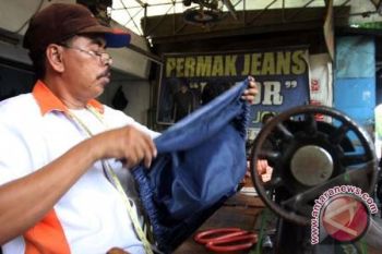 Usaha Permak Celana Jins Ramai Pesanan Jelang Lebaran