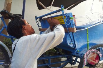 Pengemudi becak antusias perpanjang SIOKTB
