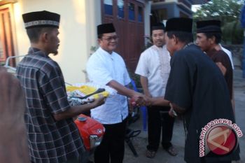 Pemkab Kolaka Bantu Alat Traktor Kepada Petani