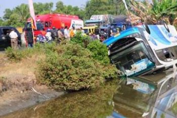 BUS MUDIK TERGULING