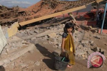 Ribuan jiwa korban gempa bermalam di pekarangan