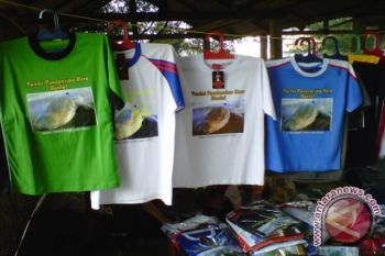 Warga Pantai Pandansimo jual kaus bergambar hiu
