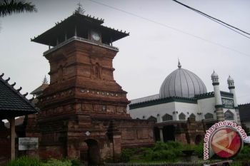 Perwakilan sembilan negara kunjungi Menara Kudus 