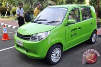 Menristek Kendarai Mobil Listrik Dua Minggu Lagi